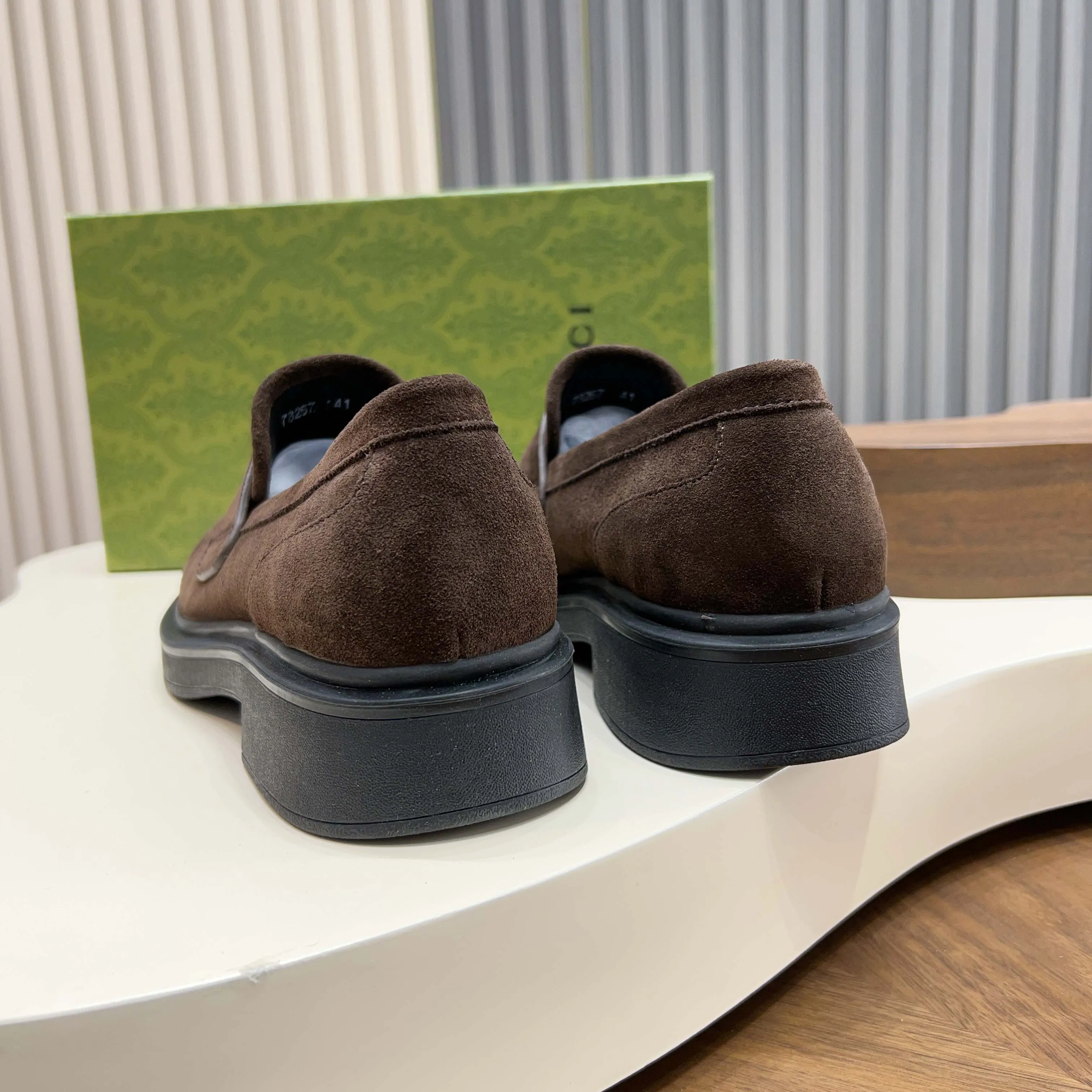 💰780 Gucci/Gucci new men’s lace-up shoes with GG details, matte cow leather derby shoes! The design of this men's lace-up shoe is rooted in the brand's heritage. Crafted from premium waxed cow leather, it is embellished with GG printed embossed suede leather details, a nod to Gucci's iconic monogram. The rubber sole decorated with GG pattern adds a touch of modern fashion to this design. Typical three-joint style design. European and American classic version, full calfskin lining. The overall upper texture is soft and the lining is comfortable and breathable. 2CM thickened soft rubber sole, easy to control. Versatile and stylish upper foot, multiple colors available to meet different matching needs, complete package! Size: 39-40-41-42-43-44 leather shoe size (38.45.46 can be customized)